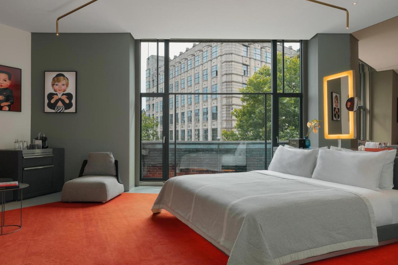 Hotel W Amsterdam Esterno foto A bedroom at the Standard East Village