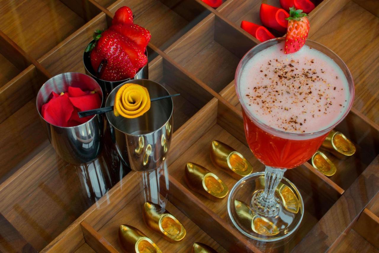 Hotel W Amsterdam Esterno foto A Clover Club cocktail