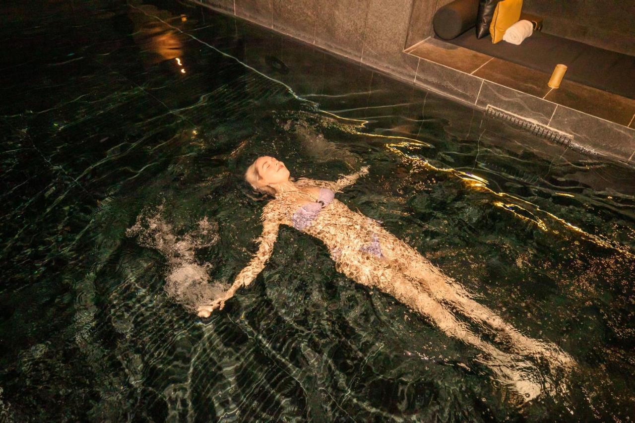 Hotel W Amsterdam Esterno foto A woman in a spa