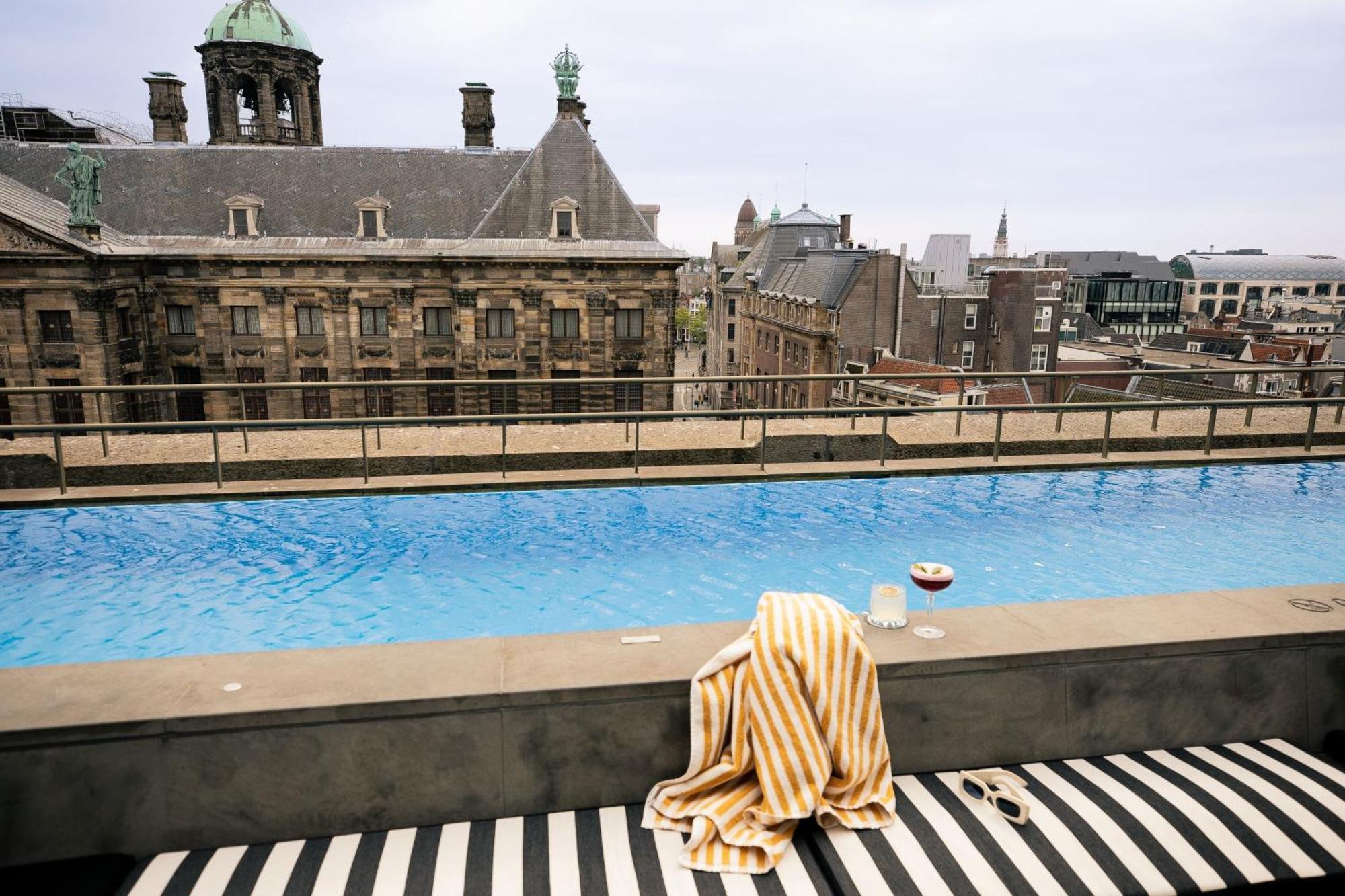 Hotel W Amsterdam Esterno foto The rooftop pool at the Hotel