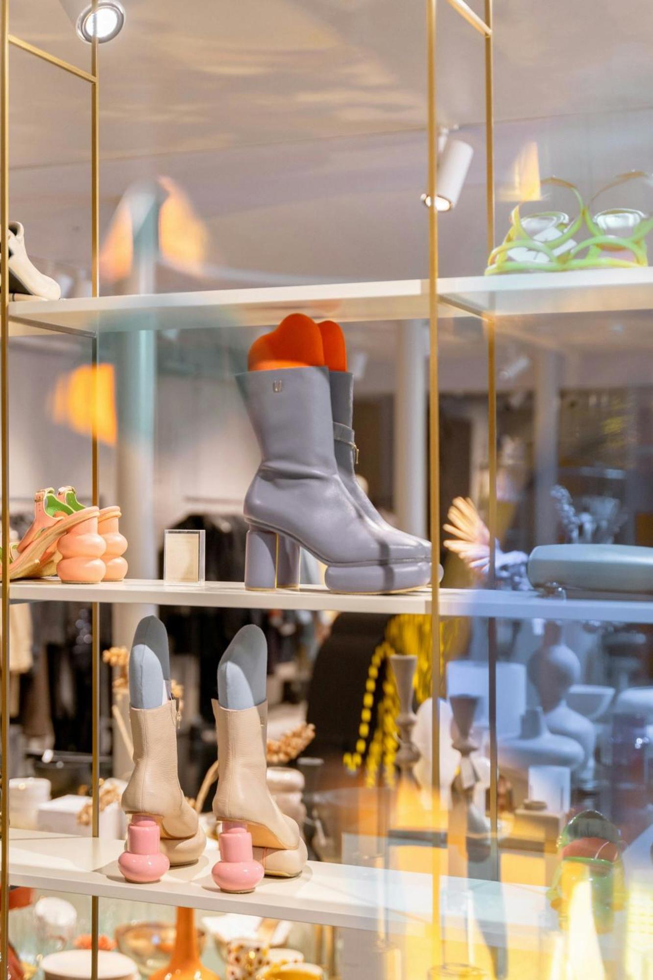 Hotel W Amsterdam Esterno foto A pair of platform boots