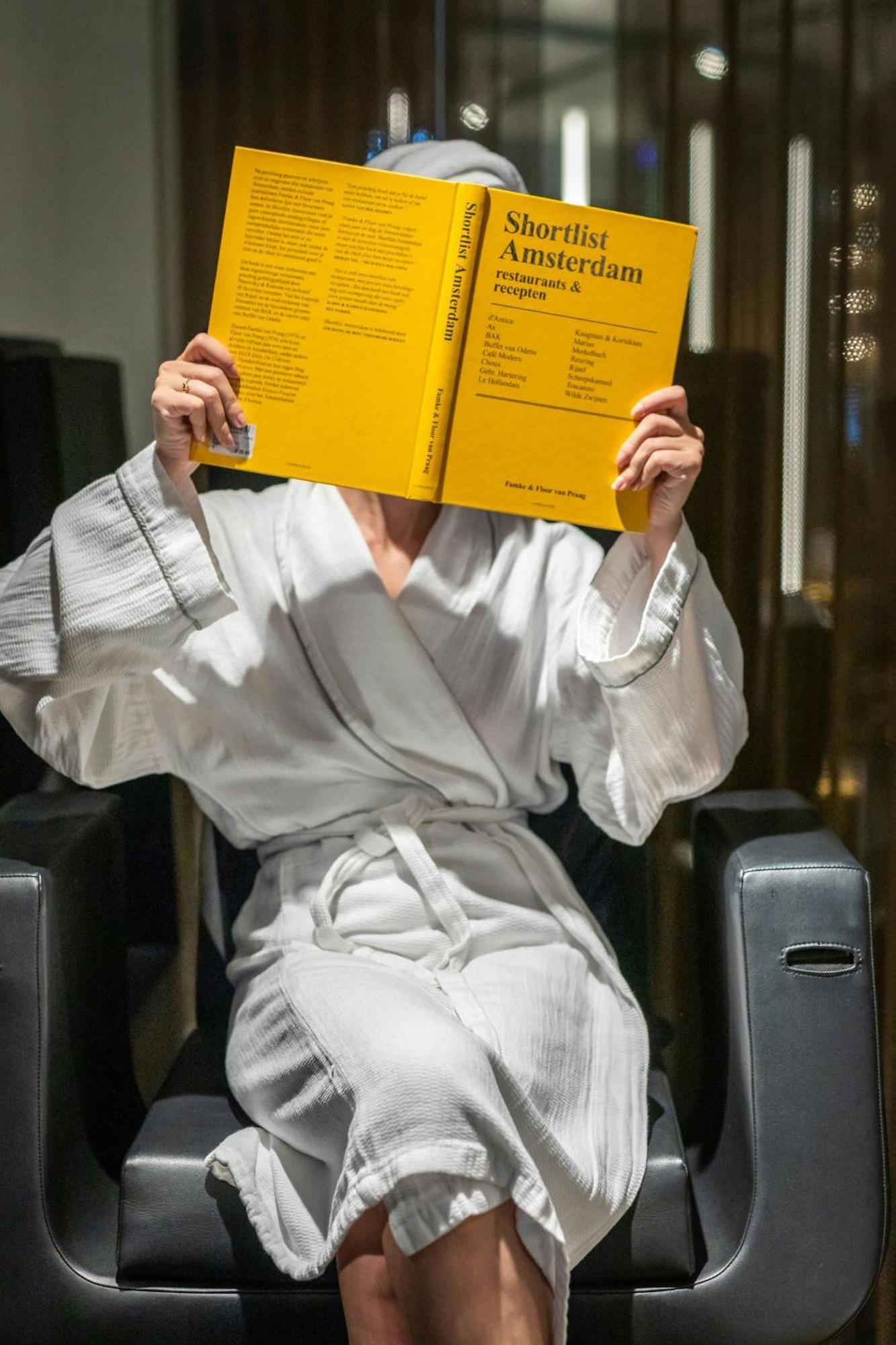 Hotel W Amsterdam Esterno foto A woman wearing a bathrobe