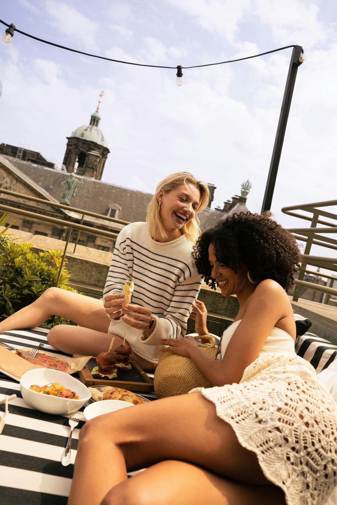 Hotel W Amsterdam Esterno foto Two women laughing together