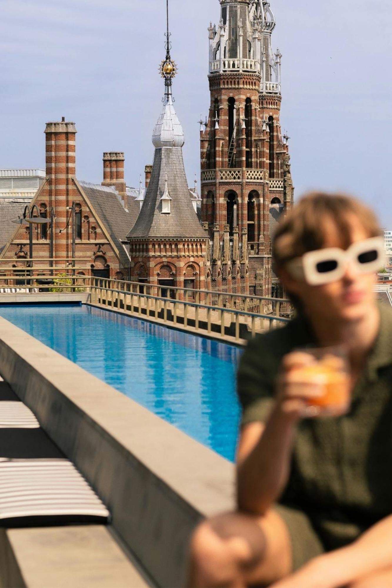 Hotel W Amsterdam Esterno foto The rooftop pool at the Standard London