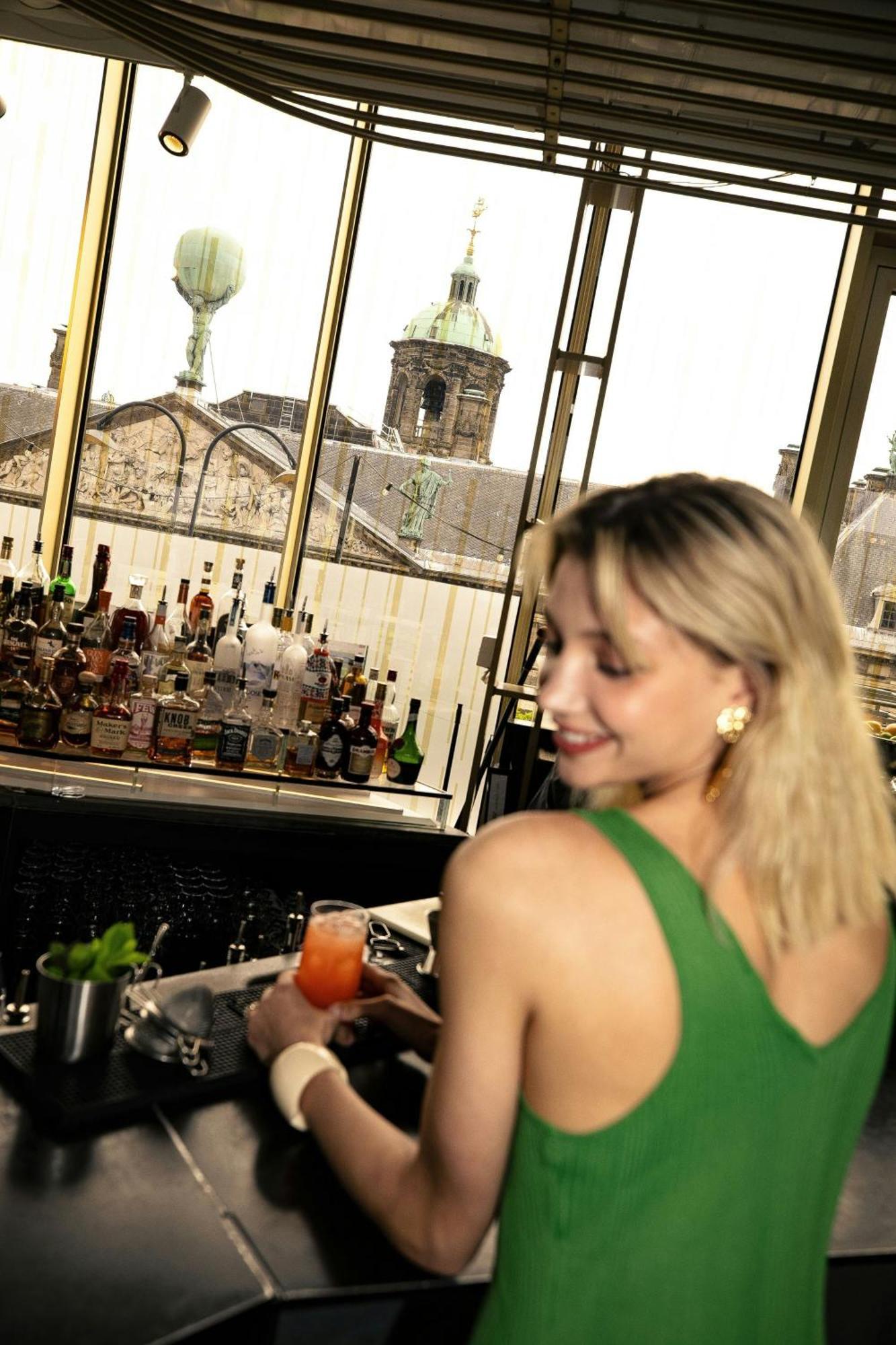 Hotel W Amsterdam Esterno foto A woman drinking a cocktail